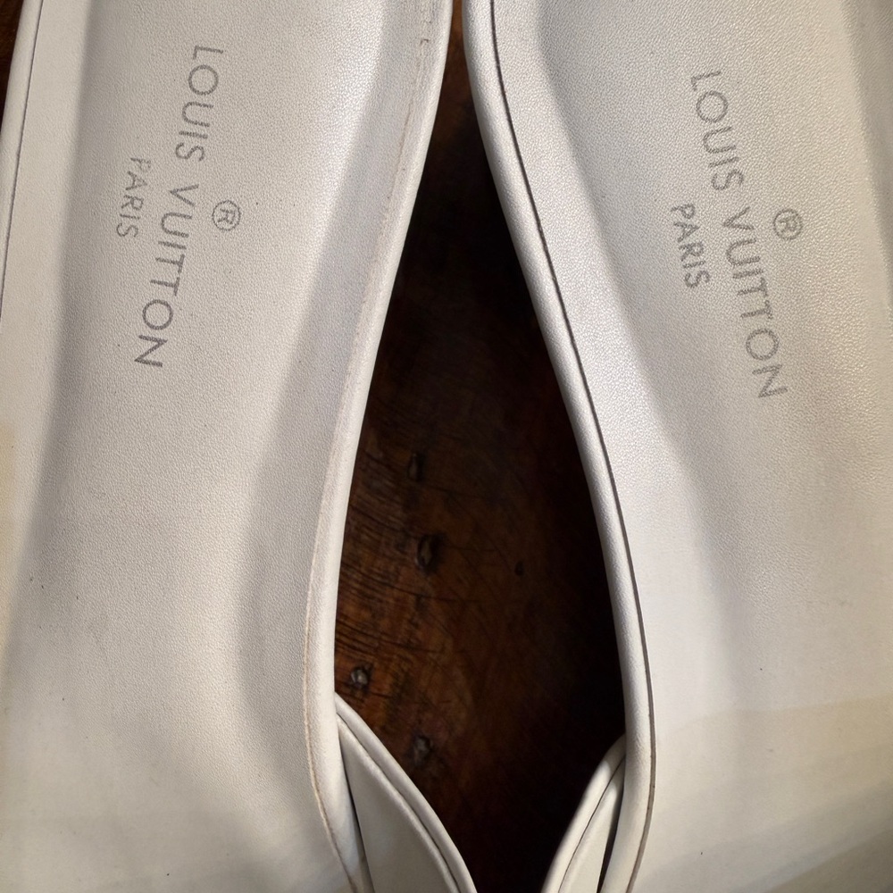 Louis Vuitton White Leather Slide Sandals with Gold LV Logo - Picture 4 of 9